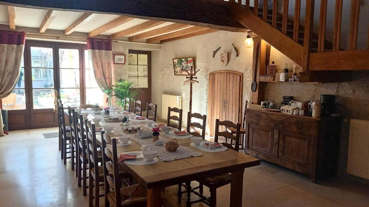 Le Clos Du Merry Joux-la-Ville Esterno foto